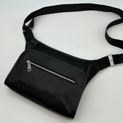 体にフィットする牛革ショルダーバッグ