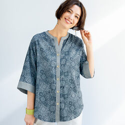 更紗柄プリントキーネックシャツ