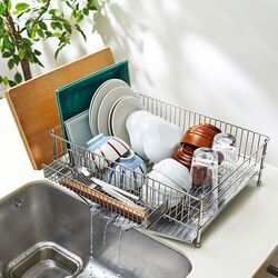 水が流れるステンレス水切り