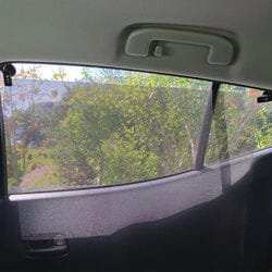 日差し和らぐ目隠しメッシュ 車用