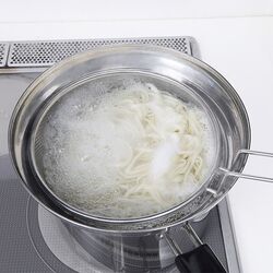 吹きこぼれにくいザル付深型片手鍋(トング付)