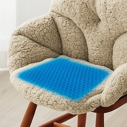 腰を包むゲルクッション