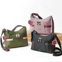 マドモアゼル・ザザ 花チャームステッチ多収納ショルダー